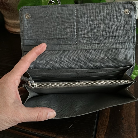 Authentic PRADA Large Saffiano Leather Wallet with Unbranded Silver Chain/Strap - Picture 6 of 8